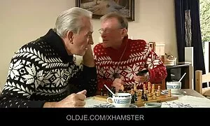 Uno che indossa mature porche amatoriali un abito bianco, Dave